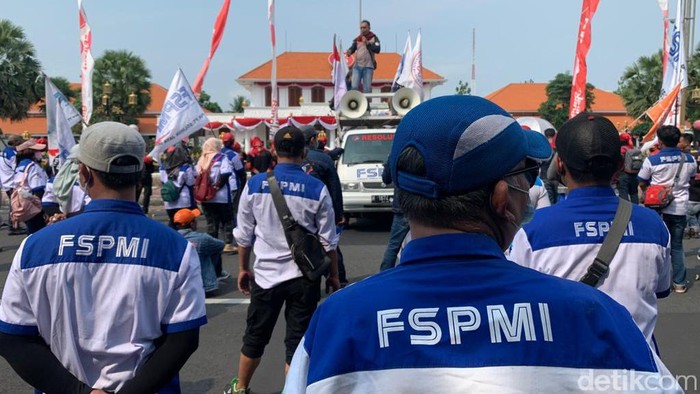 Ratusan buruh yang tergabung dalam Federasi Serikat Pekerja Metal Indonesia (FSPMI) Jawa Timur melakukan aksi demonstrasi di Gedung Negara Grahadi, Senin (22/11) siang.