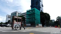 Proses pemindahan Tugu Jam Thamrin dimulai tahun ini dan kemudian disimpan sementara di kawasan Monumen Nasional (Monas).