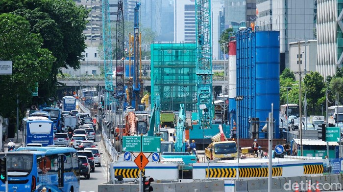 Tugu Jam Thamrin Mulai Direlokasi Tugu Jam Thamrin di perempatan Jalan M.H. Thamrin dan Kebon Sirih mulai direlokasi. Hal itu dilakukan karena pembangunan stasiun bawah tanah MRT Jakarta fase 2A.