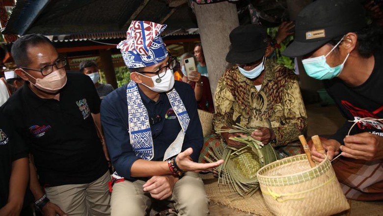 Menteri Pariwisata dan Ekonomi Kreatif Sandiaga Salahuddin Uno meminta masyarakat dari Desa Wisata Kole Sawangan terus mengembangkan produksi Seni kriya anyaman.