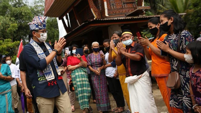 Menteri Pariwisata dan Ekonomi Kreatif Sandiaga Salahuddin Uno meminta masyarakat dari Desa Wisata Kole Sawangan terus mengembangkan produksi Seni kriya anyaman.