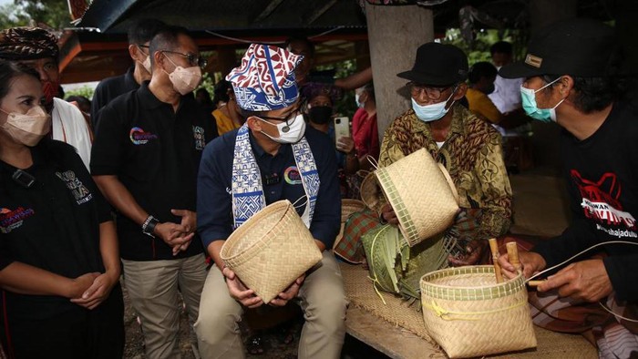 Menteri Pariwisata dan Ekonomi Kreatif Sandiaga Salahuddin Uno meminta masyarakat dari Desa Wisata Kole Sawangan terus mengembangkan produksi Seni kriya anyaman.