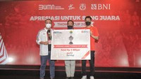 Direktur Utama BNI Royke Tumilaar, menyerahkan secara simbolis dana pembinaan sebesar Rp 5 Miliar kepada Ketua Umum Pengurus Pusat Persatuan Bulutangkis Seluruh Indonesia (PP PBSI) Agung Firman Sampurna dan Kapten Tim Thomas Cup Hendra Setiawan, pada Appreciation Night Thomas Cup 2020 di Bali.