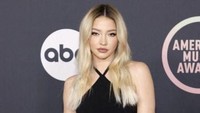 Madelyn Cline datang secara spesial ke Microsoft Theater di Los Angeles, tempat American Music Awards 2021 digelar. Foto: Getty Images via AFP/AMY SUSSMAN