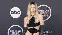 Madelyn Cline tampil di red carpet American Music Awards 2021. Foto: Getty Images via AFP/AMY SUSSMAN