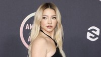 Madelyn Cline tampil dengan baju hitam yang memaksimalkan penampilannya. Foto: Getty Images via AFP/AMY SUSSMAN