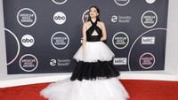 Nama Rachel Zegler jadi perbincangan beberapa waktu belakangan. Ia dianggap tak cocok berperan sebagai Snow White. Foto: Getty Images via AFP/AMY SUSSMAN