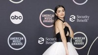Tapi berbagai kritik itu lantas dibuktikan dengan karya-karya yang makin membuatnya terlihat keren. Foto: Getty Images via AFP/AMY SUSSMAN