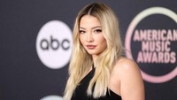 Madelyn Cline datang di ajang American Music Awards 2021. Foto: Getty Images via AFP/AMY SUSSMAN
