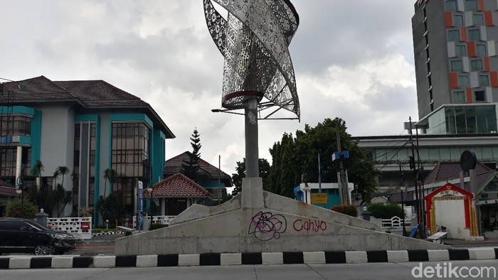Vandalisme Cahyo di Flyover Purwosari, Senin (22/11/2012).