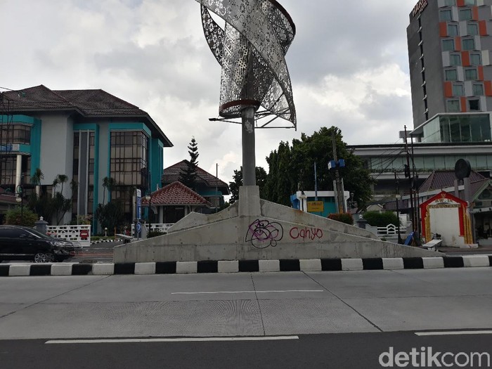 Vandalisme Cahyo di Flyover Purwosari, Senin (22/11/2012).