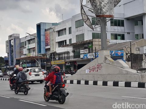 Vandalisme Cahyo di Flyover Purwosari, Senin (22/11/2012).