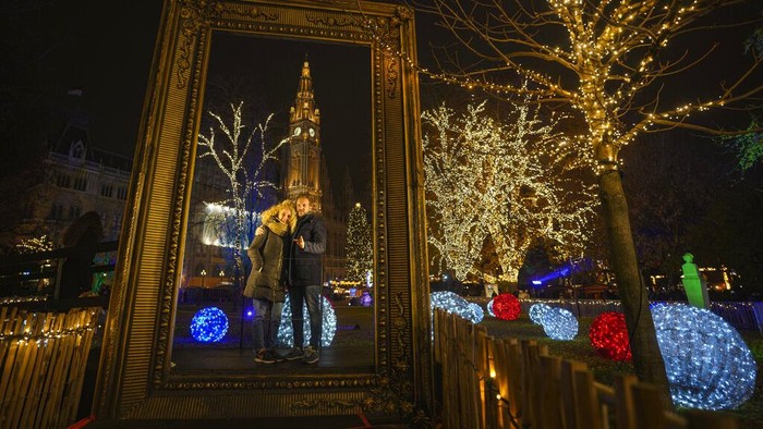 Warga Austria Padati Pasar Natal Jelang Lockdown Total People crowd a Christmas market in Vienna, Austria, Sunday, Nov. 21, 2021. The Austrian government announced a nationwide lockdown that will start Monday and comes as average daily deaths have tripled in recent weeks and hospitals in heavily hit states have warned that intensive care units are reaching capacity.(AP Photo/Vadim Ghirda)