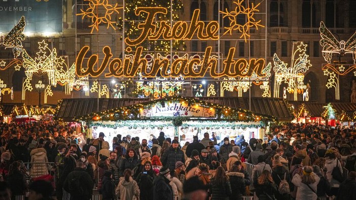 Warga Austria Padati Pasar Natal Jelang Lockdown Total People crowd a Christmas market in Vienna, Austria, Sunday, Nov. 21, 2021. The Austrian government announced a nationwide lockdown that will start Monday and comes as average daily deaths have tripled in recent weeks and hospitals in heavily hit states have warned that intensive care units are reaching capacity.(AP Photo/Vadim Ghirda)