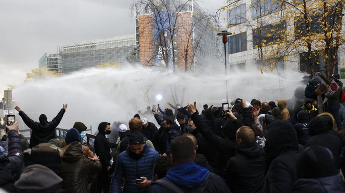 Puluhan ribu orang berdemonstrasi pada Minggu, (21/11) di pusat kota Brussels untuk memprotes pembatasan COVID-19 yang diberlakukan oleh pemerintah Belgia. Aksi protes tersebut diwarnai bentrokan. (AP Photo/Olivier Matthys)