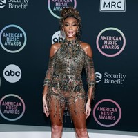 Model Winnie Harlow ikut meramaikan perhelatan American Music Awards 2021 di Los Angeles, AS, Minggu (21/11/2021). Namun, penampilannya lebih seperti orang yang ingin datang ke sebuah karnaval ketimbang ajang musik bergengsi. (Foto: Getty Images)