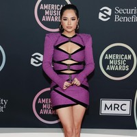 Bandage dress menemani penampilan Bekcy G. Detail cut out yang terlalu berlebihan merusak penampilan aktris yang juga penyanyi itu. (Foto: Getty Images)
