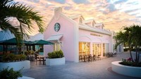 Warnanya pink, inilah Starbucks di Kepulauan Turks dan Caicos, Inggris. Tema tropisnya begitu terasa dengan pemandangan matahari terbenam (sunset) cantik yang selalu jadi dambaan para turis.