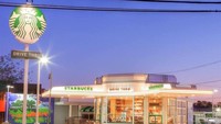 Mirip seperti set film-film Hollywood, inilah gerai Starbucks di Los Angeles, Amerika. Bangunannya ikonik, menempati bekas stasiun pengisian bahan bakar yang memang muncul di film L.A. Story hingga 48 Hours.