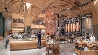 Kalau ini Starbucks di Tokyo yang mengusung tema rose gold. Karena konsepnya Starbucks Reserve Roastery, maka pengunjung juga bisa melihat berbagai proses pembuat kopi, teh, dan cocktail di sini.
