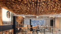 Jalan-jalan ke Amsterdam, kamu bisa mengunjungi Starbucks unik yang menempati bekas bangunan bank jadul ini. Interiornya didominasi kayu oak dan perabotannya dibuat dari bahan-bahan daur ulang. Keren!