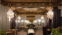 Di Paris, kamu mudah menemukan bangunan bergaya klasik. Salah satunya Starbucks di bangunan abad ke-17 ini. Lokasinya di dekat Opéra Garnier dengan sentuhan mewah di setiap sudutnya. Rasanya bukan seperti ke coffee shop, melainkan grand ballroom!