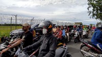 Kecelakaan tersebut mengakibatkan arus lalu lintas di jalan itu menjadi tersendat.  
