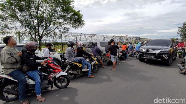 Arus lalu lintas di Jalan Pondok Cabe, Tangerang Selatan, macet. Diketahui, kemacetan terjadi imbas kecelakaan lalu lintas di jalan tersebut.