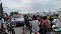 Ambulans tampak mengevakuasi korban kecelakaan lalu lintas di Jalan Pondok Cabe Raya, Tangerang Selatan, Selasa (23/11/2021). Pantauan di lokasi pada pukul 14.08 WIB, kemacetan terlihat di kedua arah. 