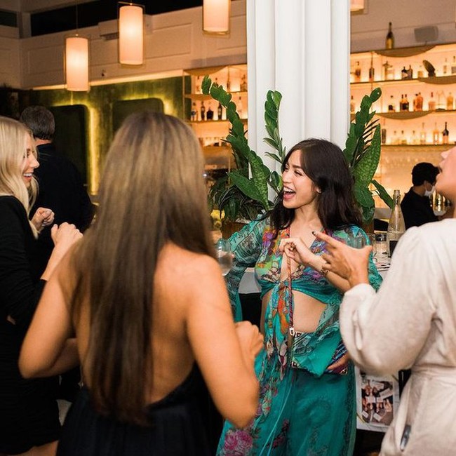 Jessica Iskandar sendiri memakai crop-top yang memamerkan perut hamilnya yang mulai membesar. Belum lama ini, aktris dan presenter 33 tahun tersebut mengumumkan sedang mengandung anak pertamanya dengan Vincent. (Foto: Instagram/@inijedar)