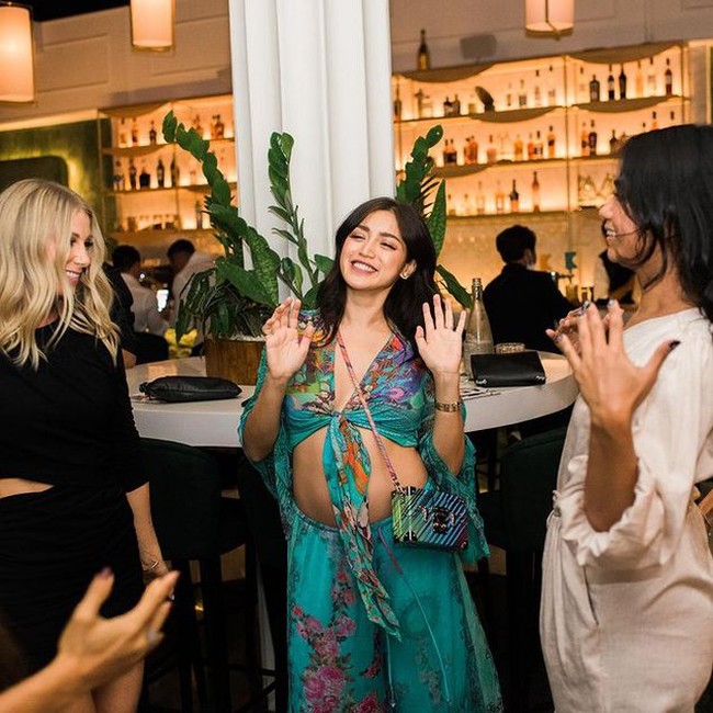 Crop-top tersebut juga sukses mempertegas aura seksi perempuan yang akrab disapa Jedar ini. Untuk melengkapi gayanya, Jedar memakai tas Louis Vuitton koleksi Petite Malle yang warnanya senada dengan busana. (Foto: Instagram/@inijedar)