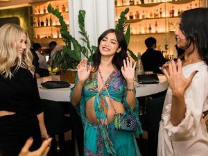 7 Gaya Seksi Jessica Iskandar Pamer Baby Bump di After-party Pernikahan