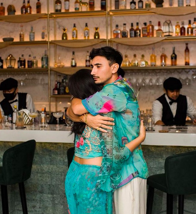 Jessica Iskandar dan suaminya terlihat bahagia bisa merayakan momen pernikahan tersebut dengan teman-teman dekat di Bali. Mereka pun tak ragu untuk memamerkan kemesraan. Romantis! (Foto: Instagram/@inijedar)