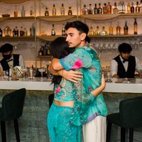 Jessica Iskandar dan suaminya terlihat bahagia bisa merayakan momen pernikahan tersebut dengan teman-teman dekat di Bali. Mereka pun tak ragu untuk memamerkan kemesraan. Romantis! (Foto: Instagram/@inijedar)