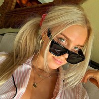 Aku awalnya tidak tahu apa yang aku lakukan. Aku hanya baru lulus kuliah, ada banyak tema dalam hidupku yang membuatku merasa, mengapa, satu, teman-temanku selalu datang kepadaku? Mungkin karena aku selalu mengatakan apa yang mereka pikiran. Foto: Instagram @alexandracooper