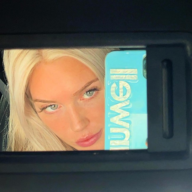 Call Her Daddy sendiri dimulai pada 2019 dengan konsep percakapan ruang loker wanita atau membahas topik-topik terkait wanita. Dua bulan setelah diluncurkan podcast mereka sudah diunduh 2 juta kali. Sayangnya kini Alex sudah berpisah dengan mantan rekannya, Sofia. Foto: Instagram @alexandracooper