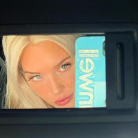 Call Her Daddy sendiri dimulai pada 2019 dengan konsep percakapan ruang loker wanita atau membahas topik-topik terkait wanita. Dua bulan setelah diluncurkan podcast mereka sudah diunduh 2 juta kali. Sayangnya kini Alex sudah berpisah dengan mantan rekannya, Sofia. Foto: Instagram @alexandracooper