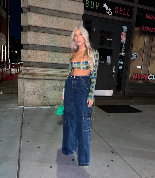 Kedua, mengapa tidak ada ruang untuk wanita mendiskusikan topik-topik yang benar-benar bisa diskusikan tapi jika wanita mencoba menguasai percakapan itu, itu dianggap tabu dan kami dianggap murahan, dll, katanya dilansir London Sunday Times. Foto: Instagram @alexandracooper