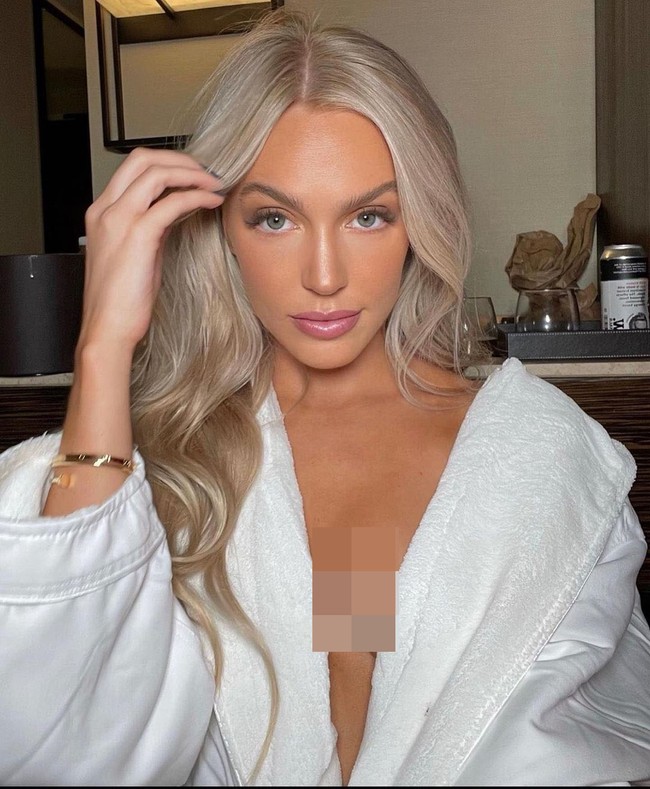 Dalam acaraku aku selalu menunjukkan bagaimana dengan kehidupan pribadiku aku bisa jadi wanita sukses, kamu bisa menemukan dirimu dan kamu bisa punya hubungan yang sukses dan orang yang akan mendukung kariermu, ujar Alex kepada BBC. Foto: Instagram @alexandracooper