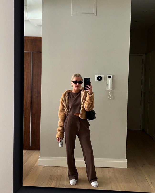 Awalnya didistribusikan oleh Barstool Sports, beberapa bulan lalu Alex menandatangani kontrak eksklusif dengan Spotify. Alex pun mengaku terkejut dengan kesuksesan podcast-nya. Foto: Instagram @alexandracooper