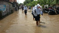 Curah hujan tinggi dan buruknya drainase mengakibatkan ratusan rumah di sejumlah wilayah Kota Tegal terendam banjir.