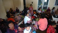 Sejumlah korban banjir mengungsi di Kantor Kecamatan Margadana, Tegal, Jawa Tengah, Selasa (23/11/2021).