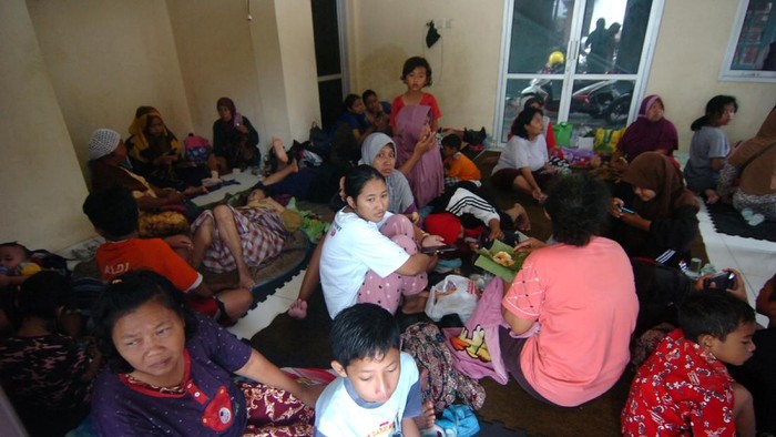 Banjir akibat curah hujan yang tinggi merendam Kelurahan Pesurungan, Tegal, Jawa Tengah. Begini aktivitas warga di tengah banjir.