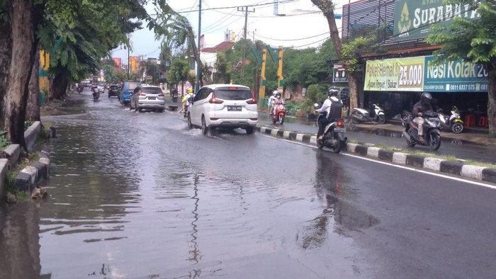 Banjir di Jalan Dr Mansyur Medan (Datuk-detikcom)