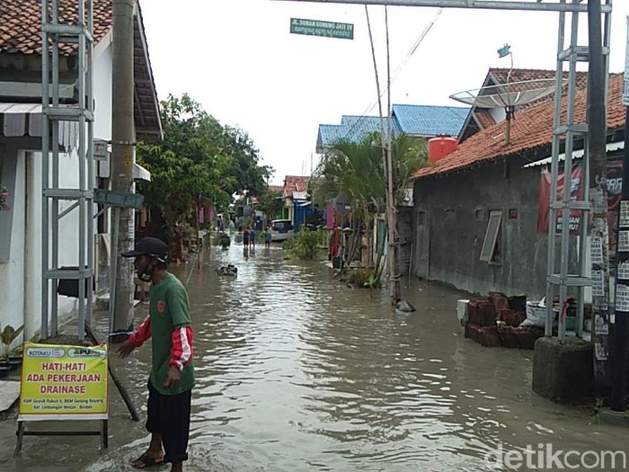 Banjir di kawasan perkotaan Brebes, Selasa (23/11/2021).
