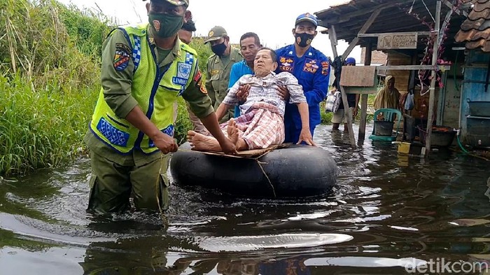 Banjir di Pasirsari, Kelurahan Pasir Kraton Kramat (PKK), Kecamatan Pekalongan Barat, Kota Pekalongan, Selasa (23/11/2021) sore.