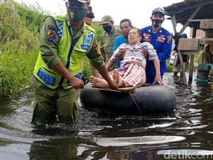 Banjir di Kota Pekalongan Belum Surut, Petugas Evakuasi Lansia