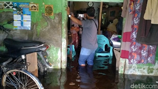 Banjir di Pasirsari, Kelurahan Pasir Kraton Kramat (PKK), Kecamatan Pekalongan Barat, Kota Pekalongan, Selasa (23/11/2021) sore.