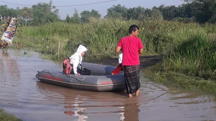 Banjir melanda Kabupaten Pasuruan. Dua desa di dua kecamatan kebanjiran akibat Sungai Rejoso meluap, setelah hujan deras mengguyur.