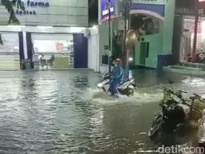 Hujan deras mengguyur Kota Surabaya selama 2 jam lebih. Banjir atau genangan air tampak di beberapa titik.